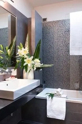 Üç Kişilik Oda, Ek Bina