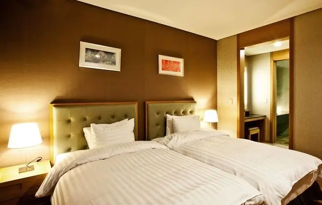 Sono Village Gold Suite (Kitchen/Mountain View/Bed)