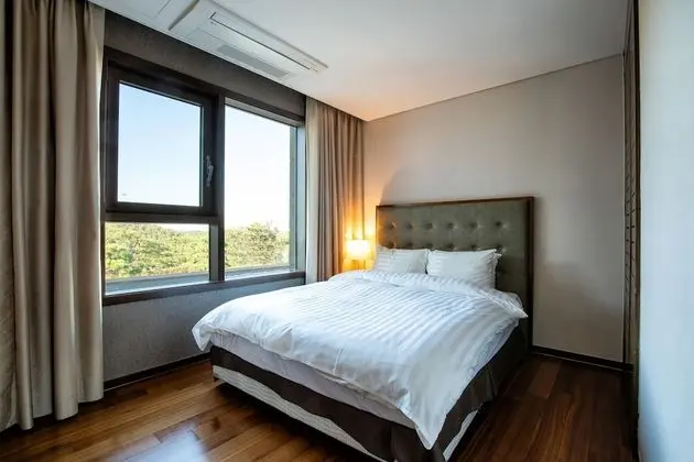 Sono Village Gold Suite (Kitchen/Mountain View/Bed)