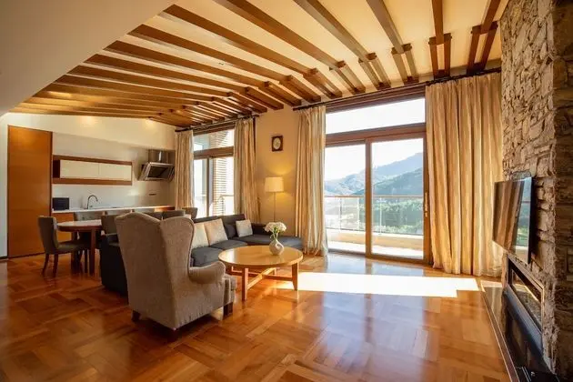 Sono Village Royal Suite (Kitchen/Mountain View/Bed)