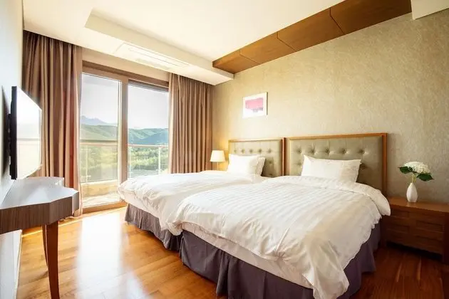 Sono Village Royal Suite (Kitchen/Mountain View/Bed)