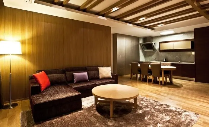 Sono Village Silver Suite (Kitchen/Mountain View/Bed)