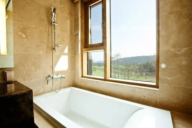Sono Village Silver Suite (Kitchen/Mountain View/Bed)