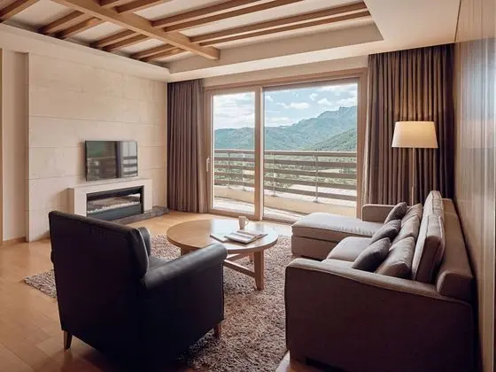 Sono Village Silver Suite (Kitchen/Mountain View/Bed)