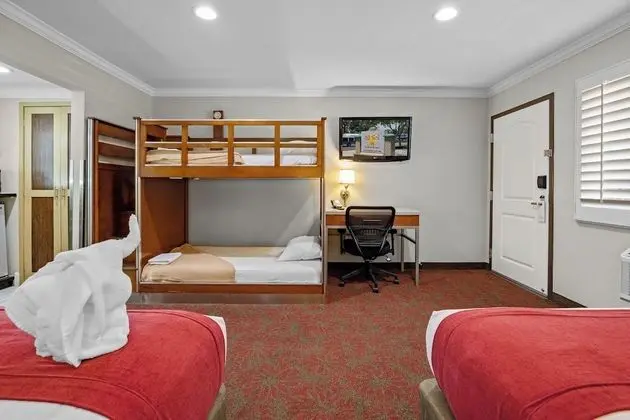 Deluxe Oda, 2 Büyük (Queen) Boy Yatak (Kids Room with 2 queen beds and Bunk)