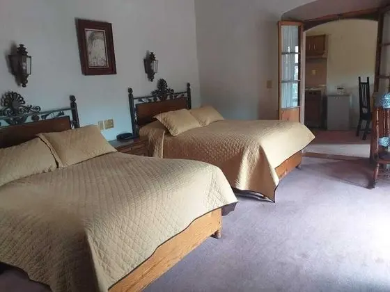 Tek Büyük Yataklı Oda, 2 Çift Kişilik Yatak