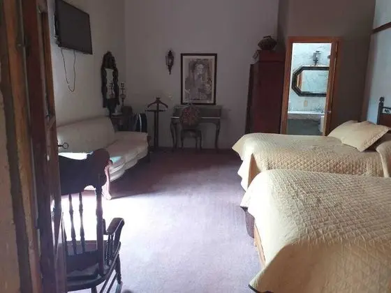 Tek Büyük Yataklı Oda, 2 Çift Kişilik Yatak