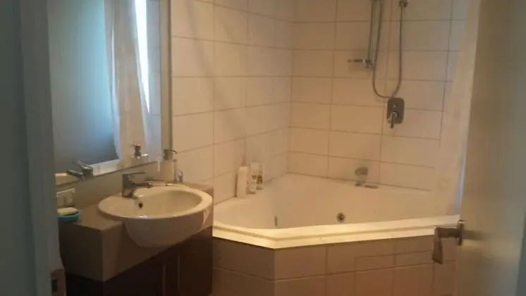 Tek Büyük Yataklı Oda, 1 Çift Kişilik Yatak, Ortak Banyo
