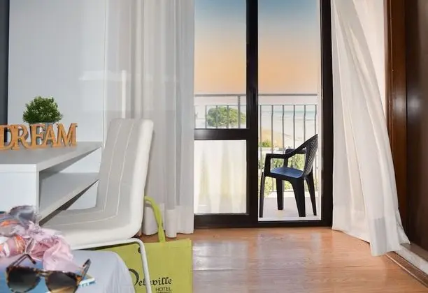 Tek Kişilik Oda, Balkon, Kısmi Deniz Manzaralı