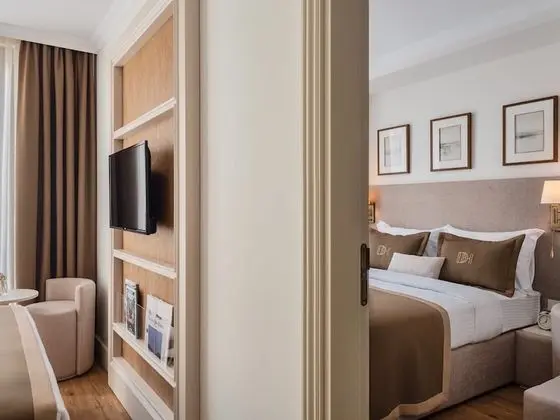 Connection Room, Şehir Manzaralı