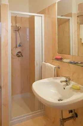 Büyük Yataklı Tek Kişilik Oda