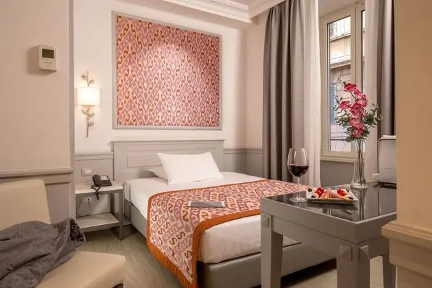 Büyük Yataklı Tek Kişilik Oda