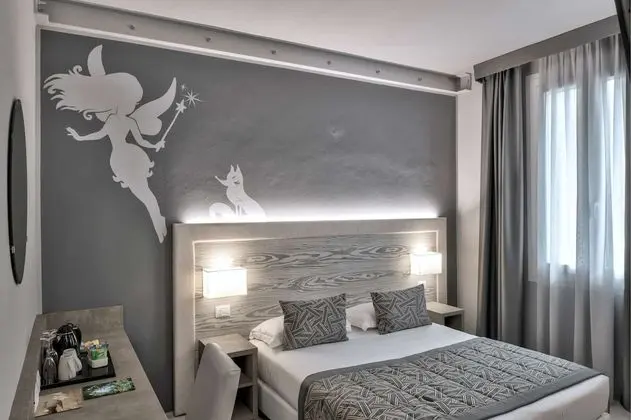 Standard Oda, 1 Büyük (Queen) Boy Yatak, Sigara İçilmez (Converts to 2 Twin Beds)