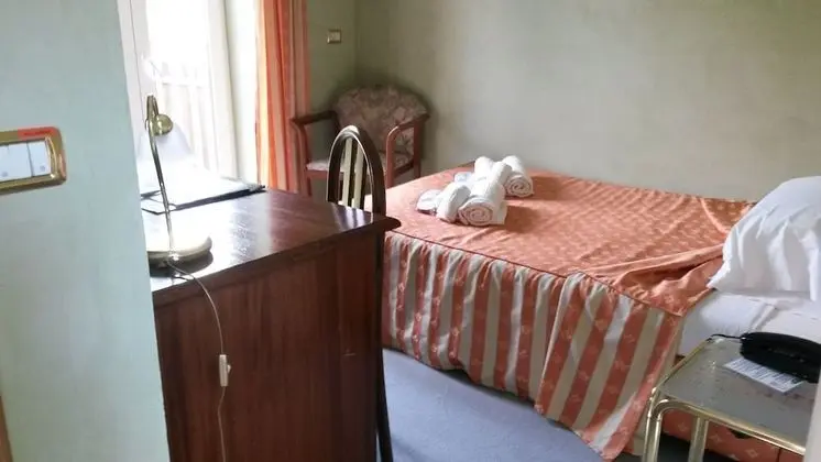 Tek Kişilik Oda, Ek Bina