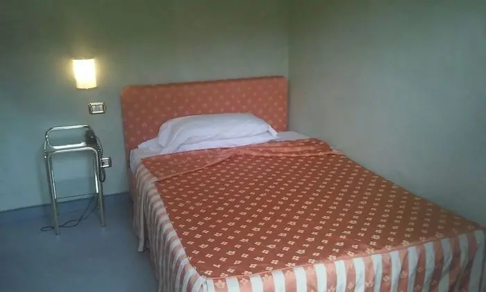 Tek Kişilik Oda, Ek Bina