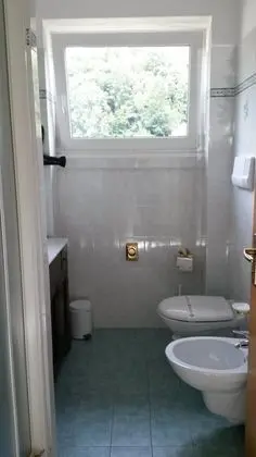 Tek Kişilik Oda, Ek Bina