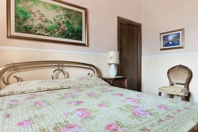 Büyük Yataklı Tek Kişilik Oda