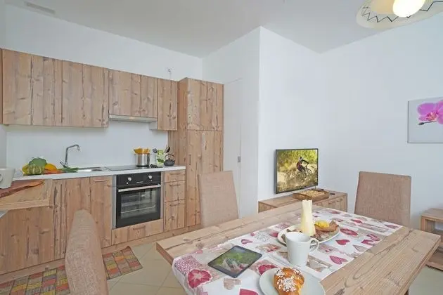 Traditional Daire, Bahçe Manzaralı