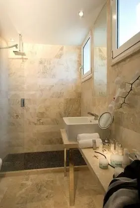 Büyük Yataklı Tek Kişilik Oda