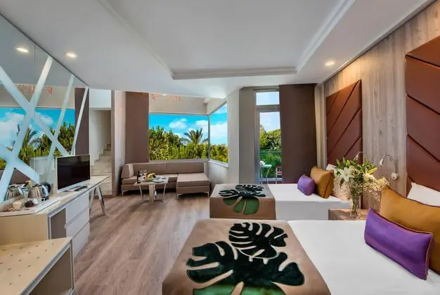 https://images.etstur.com/imgproxy/resize/2560x1440/files/images/hotelImages/etsrooms/300/Delphin_Be_Grand_Resort_20251118161940_1.jpg