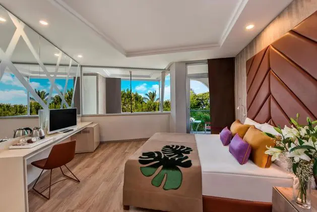 https://images.etstur.com/imgproxy/resize/2560x1440/files/images/hotelImages/etsrooms/300/Delphin_Be_Grand_Resort_20251118161941_2.jpg