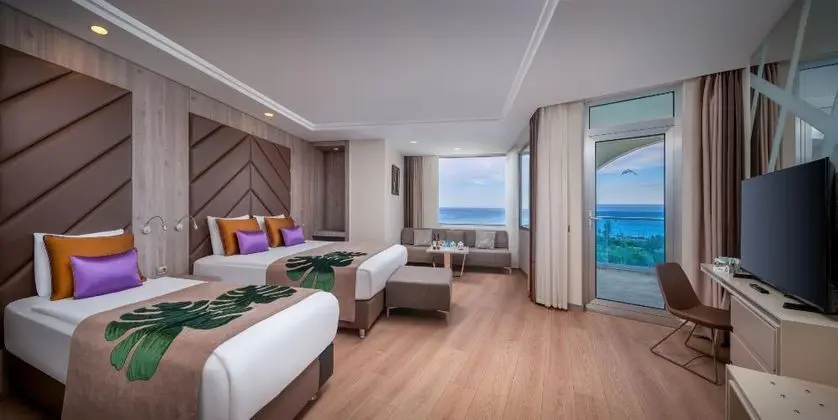 https://images.etstur.com/imgproxy/resize/2560x1440/files/images/hotelImages/etsrooms/300/Delphin_Be_Grand_Resort_20251118162213_1.jpg