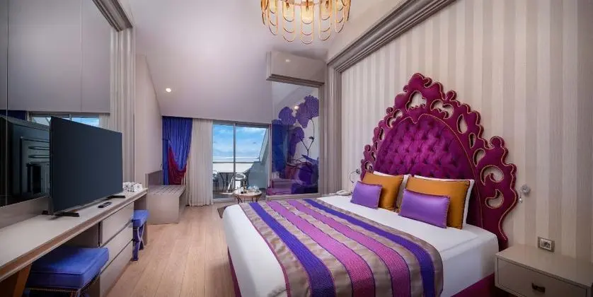 https://images.etstur.com/imgproxy/resize/2560x1440/files/images/hotelImages/etsrooms/300/Delphin_Be_Grand_Resort_20251118162851_1.jpg