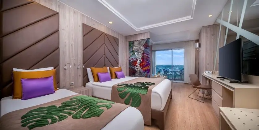 https://images.etstur.com/imgproxy/resize/2560x1440/files/images/hotelImages/etsrooms/300/Delphin_Be_Grand_Resort_20251118163208_1.jpg