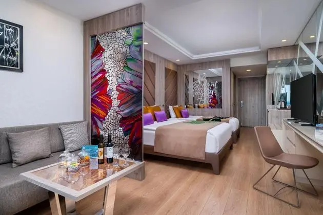 https://images.etstur.com/imgproxy/resize/2560x1440/files/images/hotelImages/etsrooms/300/Delphin_Be_Grand_Resort_20251118163208_2.jpg