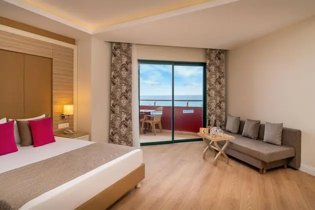 https://images.etstur.com/imgproxy/resize/2560x1440/files/images/hotelImages/etsrooms/492/Delphin_Deluxe_Resort_Alanya_20251118144045_16.jpg