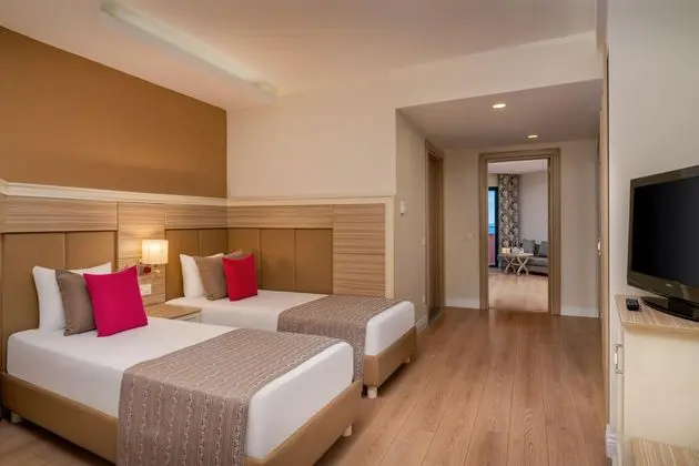 https://images.etstur.com/imgproxy/resize/2560x1440/files/images/hotelImages/etsrooms/492/Delphin_Deluxe_Resort_Alanya_20251118144046_21.jpg