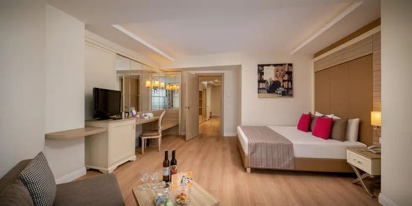 https://images.etstur.com/imgproxy/resize/2560x1440/files/images/hotelImages/etsrooms/492/Delphin_Deluxe_Resort_Alanya_20251118144046_23.jpg