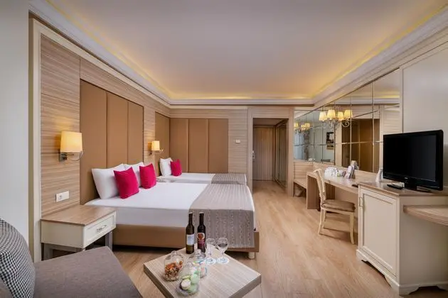 https://images.etstur.com/imgproxy/resize/2560x1440/files/images/hotelImages/etsrooms/492/Delphin_Deluxe_Resort_Alanya_20251120121430_0.jpg