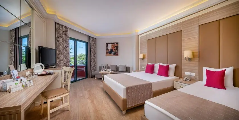 https://images.etstur.com/imgproxy/resize/2560x1440/files/images/hotelImages/etsrooms/492/Delphin_Deluxe_Resort_Alanya_20251120121431_1.jpg