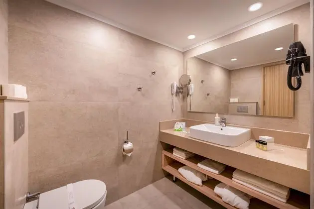 https://images.etstur.com/imgproxy/resize/2560x1440/files/images/hotelImages/etsrooms/492/Delphin_Deluxe_Resort_Alanya_20251120121431_2.jpg