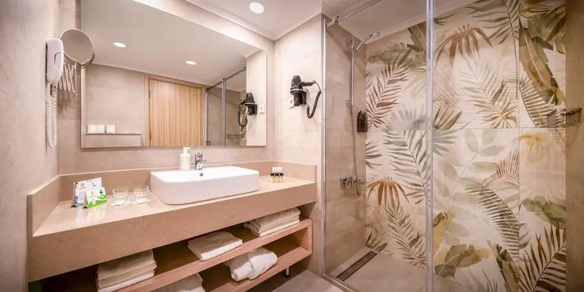 https://images.etstur.com/imgproxy/resize/2560x1440/files/images/hotelImages/etsrooms/492/Delphin_Deluxe_Resort_Alanya_20251120121431_3.jpg