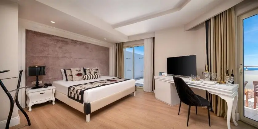 https://images.etstur.com/imgproxy/resize/2560x1440/files/images/hotelImages/etsrooms/299/Delphin_Imperial_Lara_20251119094606_0.jpg