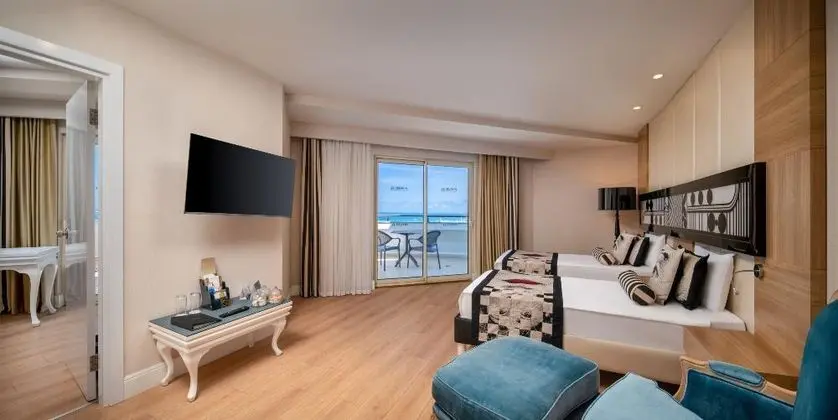 https://images.etstur.com/imgproxy/resize/2560x1440/files/images/hotelImages/etsrooms/299/Delphin_Imperial_Lara_20251119094606_1.jpg