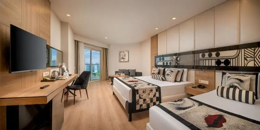 https://images.etstur.com/imgproxy/resize/2560x1440/files/images/hotelImages/etsrooms/299/Delphin_Imperial_Lara_20251119100859_0.jpg