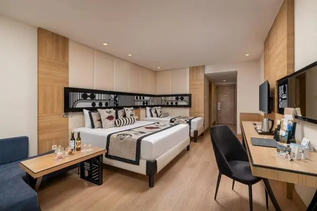 https://images.etstur.com/imgproxy/resize/2560x1440/files/images/hotelImages/etsrooms/299/Delphin_Imperial_Lara_20251119100859_1.jpg