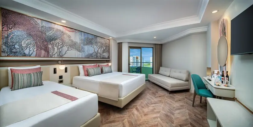 https://images.etstur.com/imgproxy/resize/2560x1440/files/images/hotelImages/etsrooms/455/Delphin_Palace_Lara_20250711162017_0.jpg