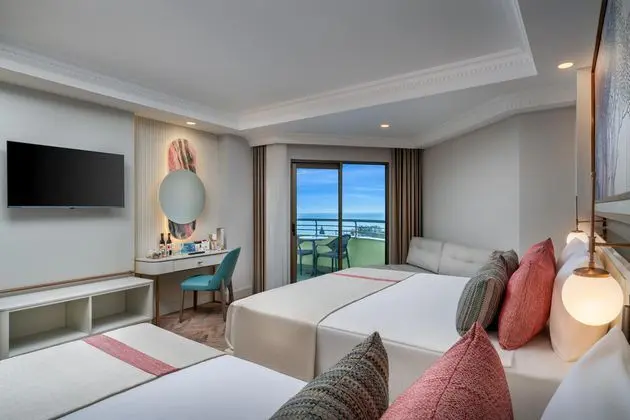 https://images.etstur.com/imgproxy/resize/2560x1440/files/images/hotelImages/etsrooms/455/Delphin_Palace_Lara_20250711162311_2.jpg