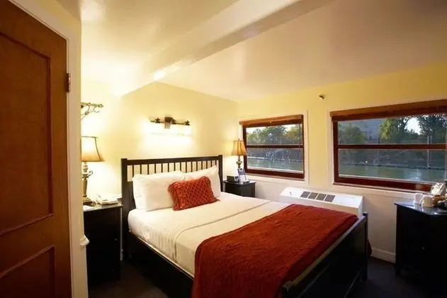 3rd Deck Queen Stateroom