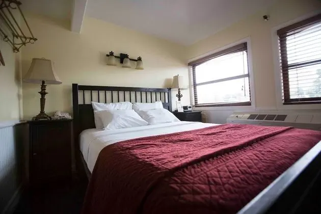 3rd Deck Queen Stateroom