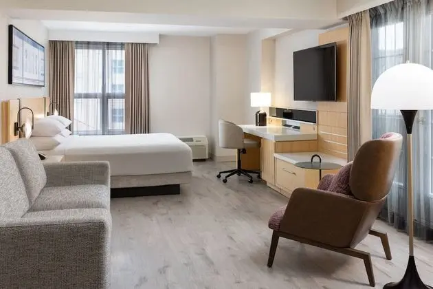 Oda, 1 En Büyük (King) Boy Yatak ve Çekyat, Şehir Manzaralı