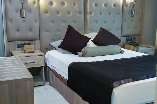 Balkonsuz Standart Kara Manzaralı Oda