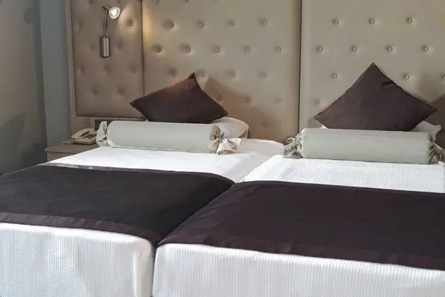 Balkonsuz Standart Kara Manzaralı Oda