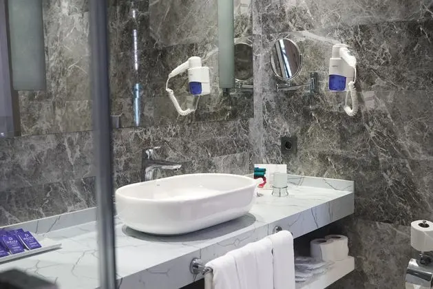 https://images.etstur.com/imgproxy/resize/2560x1440/files/images/hotelImages/etsrooms/788/Delta_Hotels_By_Marriott_20240803181607_7.JPEG
