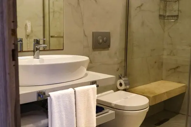 https://images.etstur.com/imgproxy/resize/2560x1440/files/images/hotelImages/etsrooms/788/Delta_Hotels_By_Marriott_20240803181812_5.JPEG