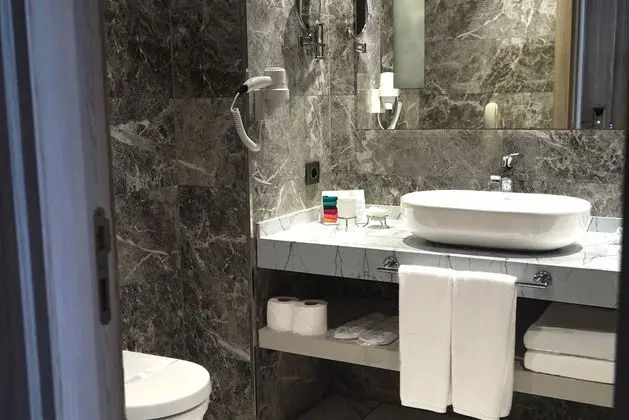 https://images.etstur.com/imgproxy/resize/2560x1440/files/images/hotelImages/etsrooms/788/Delta_Hotels_By_Marriott_20240803181955_2.JPEG